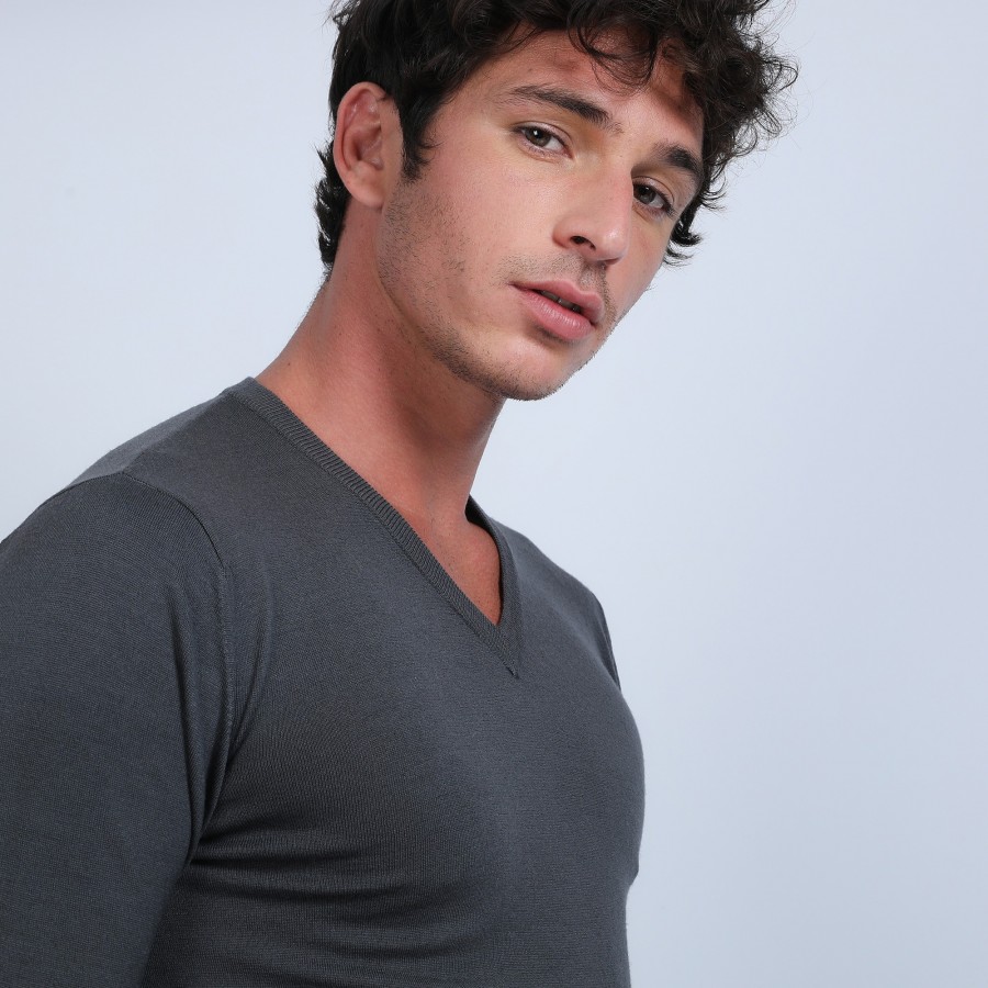 V-neck jumper in merino wool - Elmo