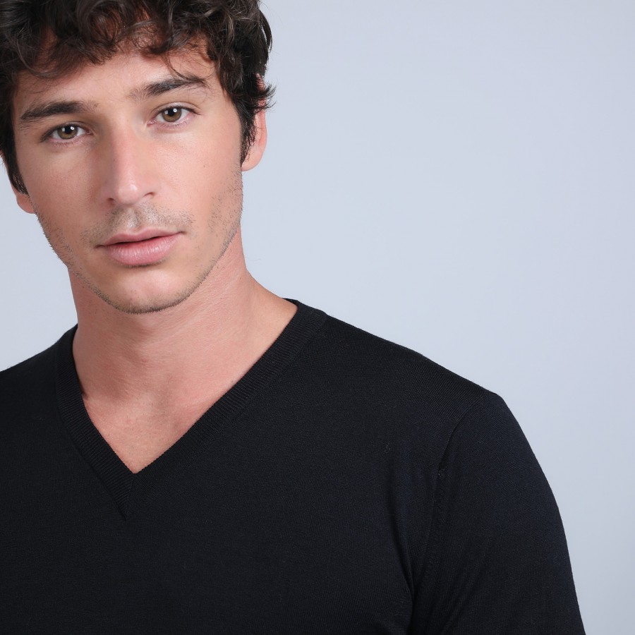 V-neck jumper in merino wool - Elmo