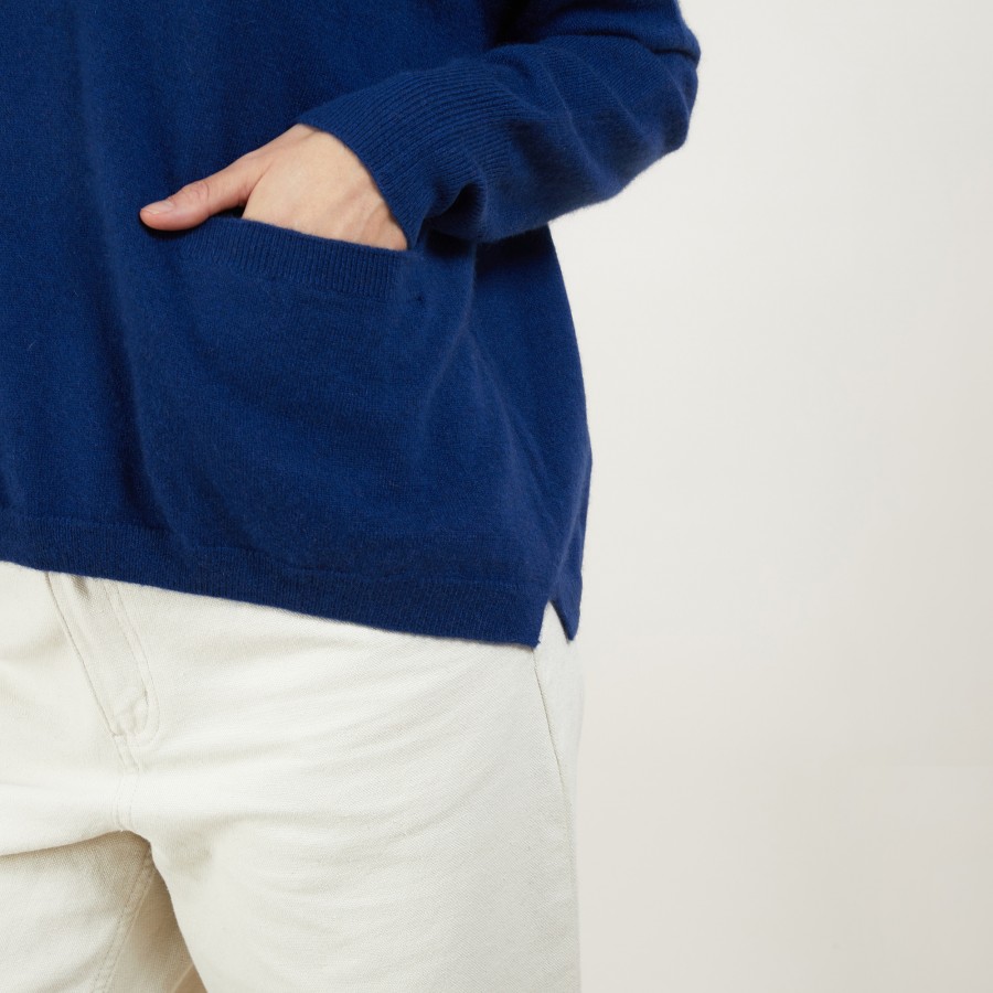 Suéter curto de cashmere com decote em V e bolsos - Balba