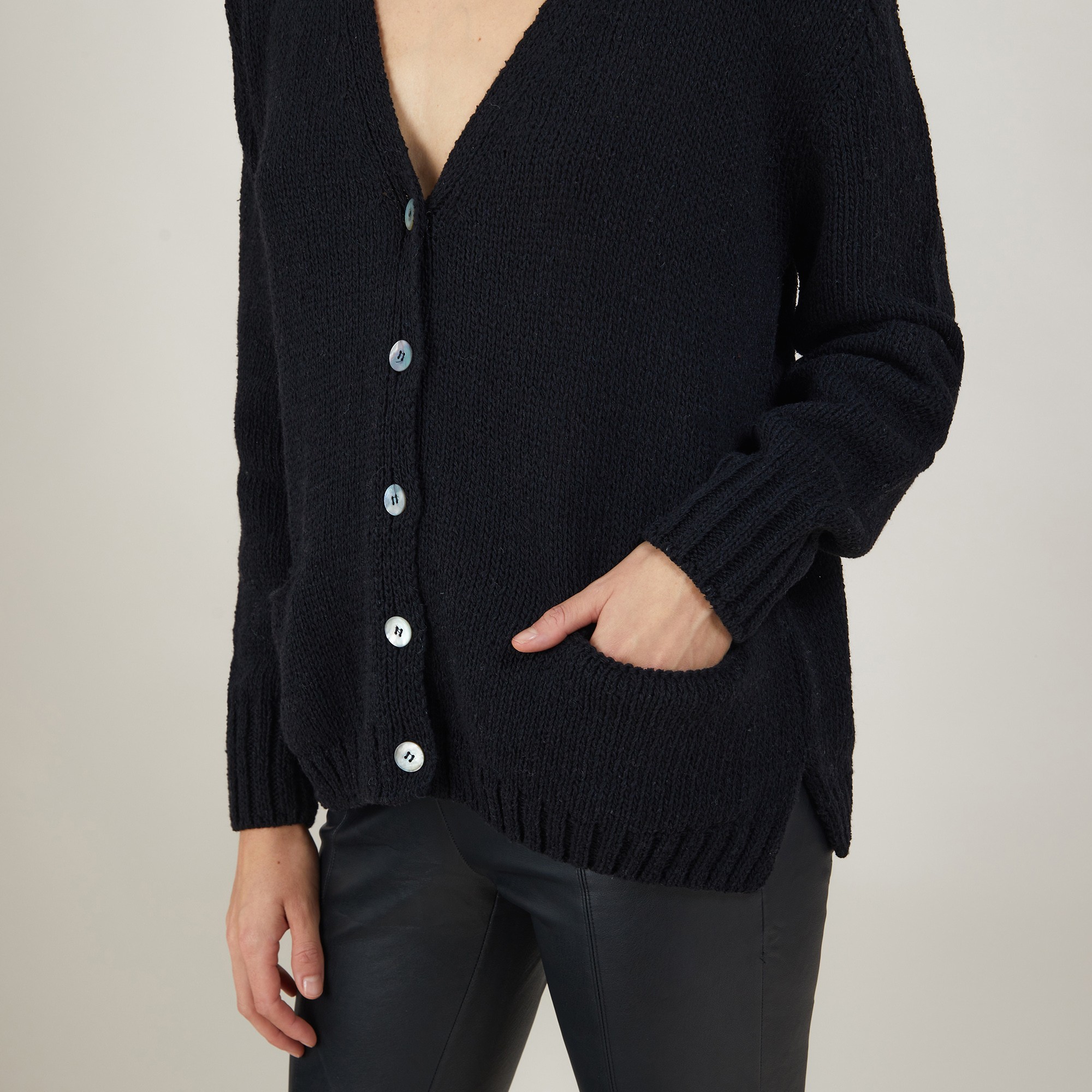 Cardigan en col V en laine et soie - Bilan 7010 noir - 01 Noir