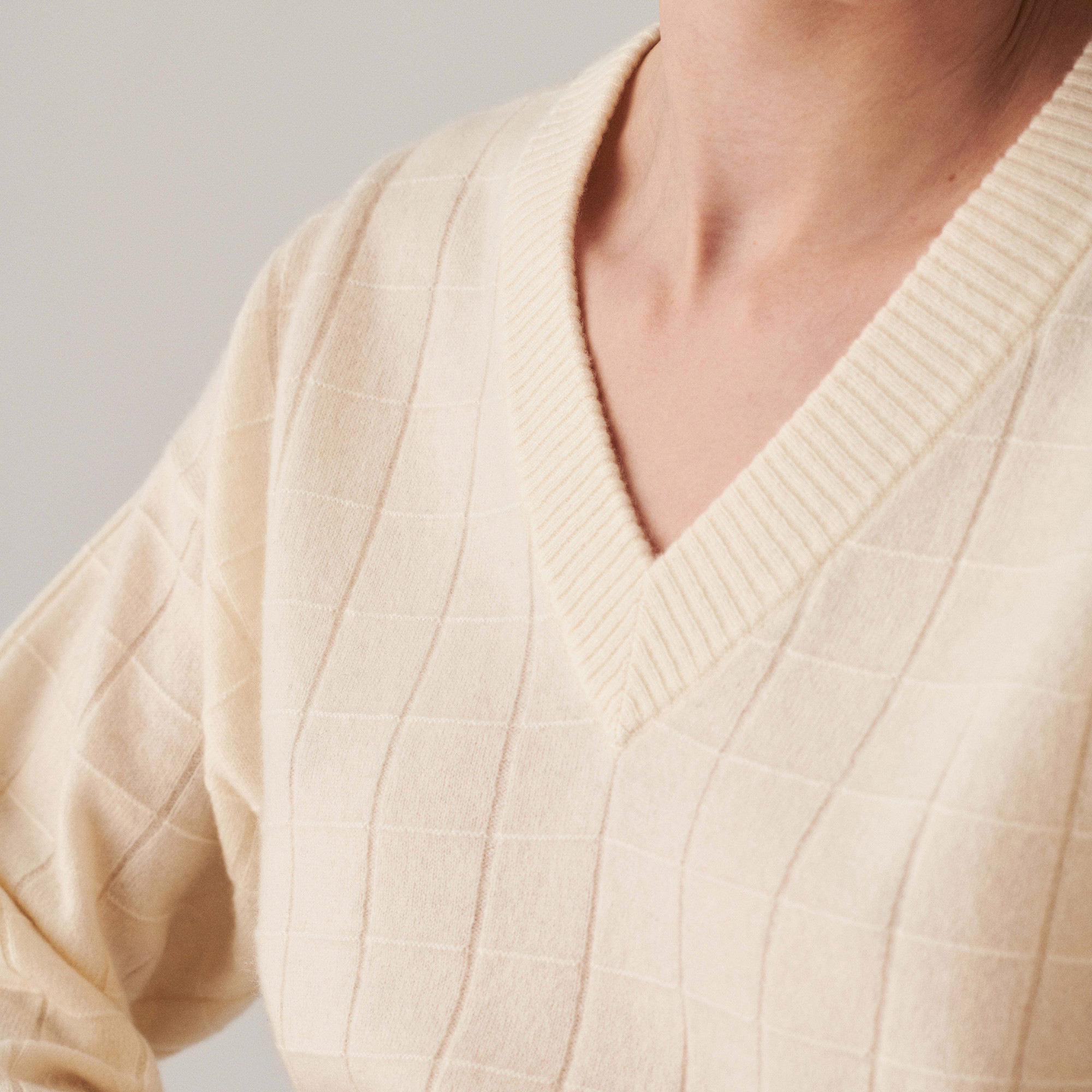Pull en cachemire col V en jeu de maille quadrillé - Canelle 7403 ecru - 82 Ecru