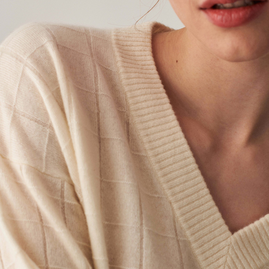 Pull en cachemire col V en jeu de maille quadrillé - Canelle