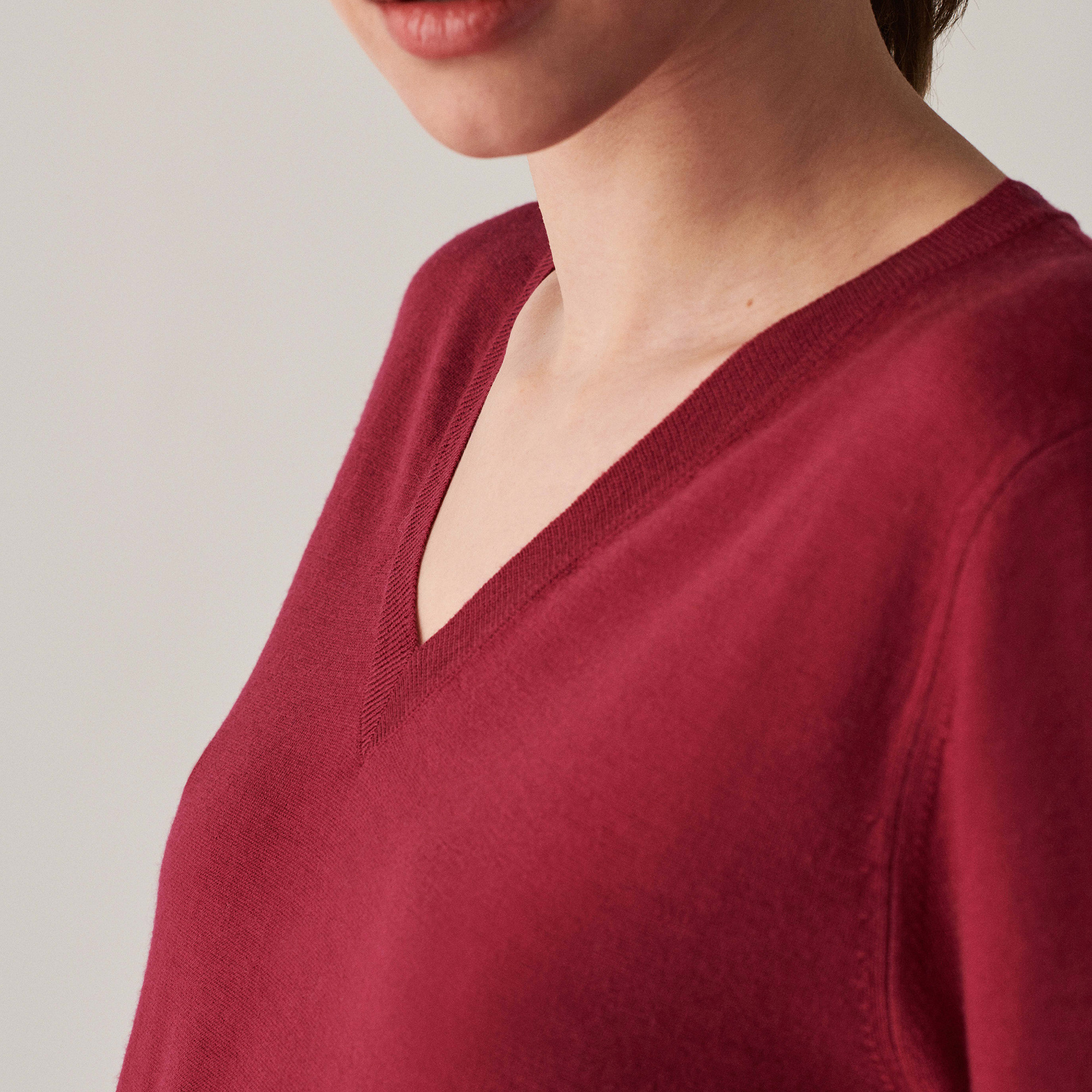 Pull col V en laine mérinos finitions bord côtes - Arya  7482 griotte - 17 Violet