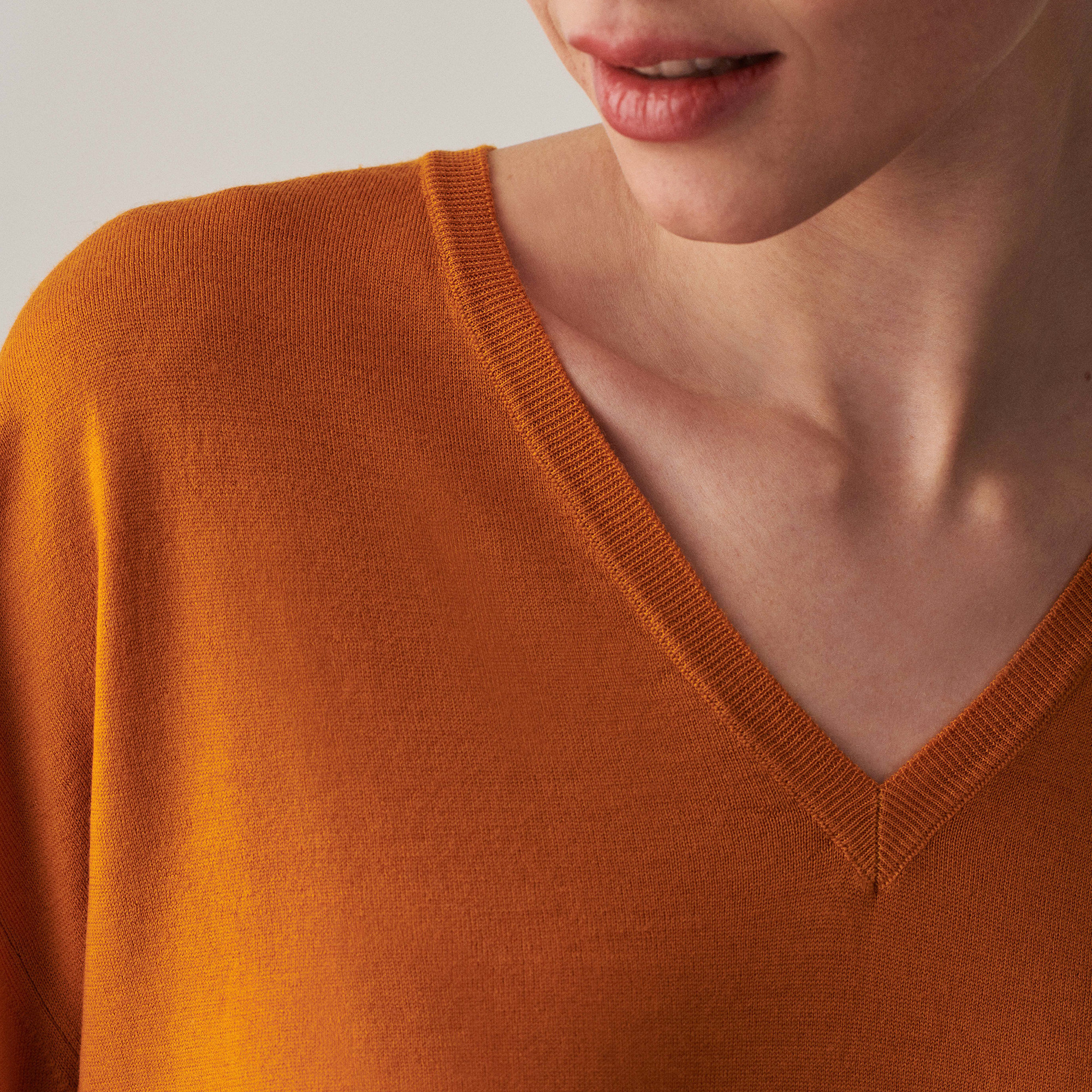Merino wool V-neck sweater with slits in merino wool - Aurora