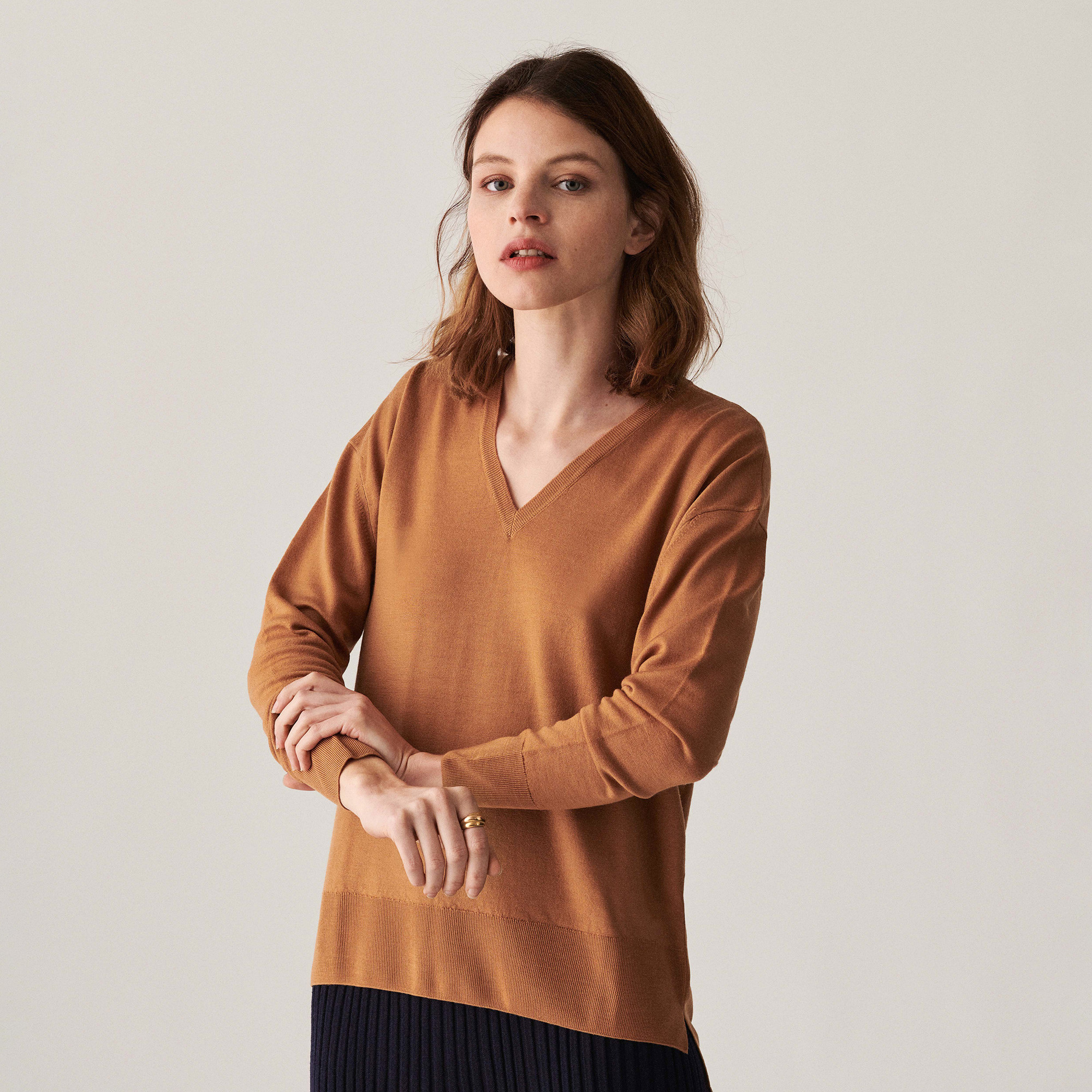 Pull col V à fentes en laine mérinos - Aurora 7430 noisette - 88 Camel