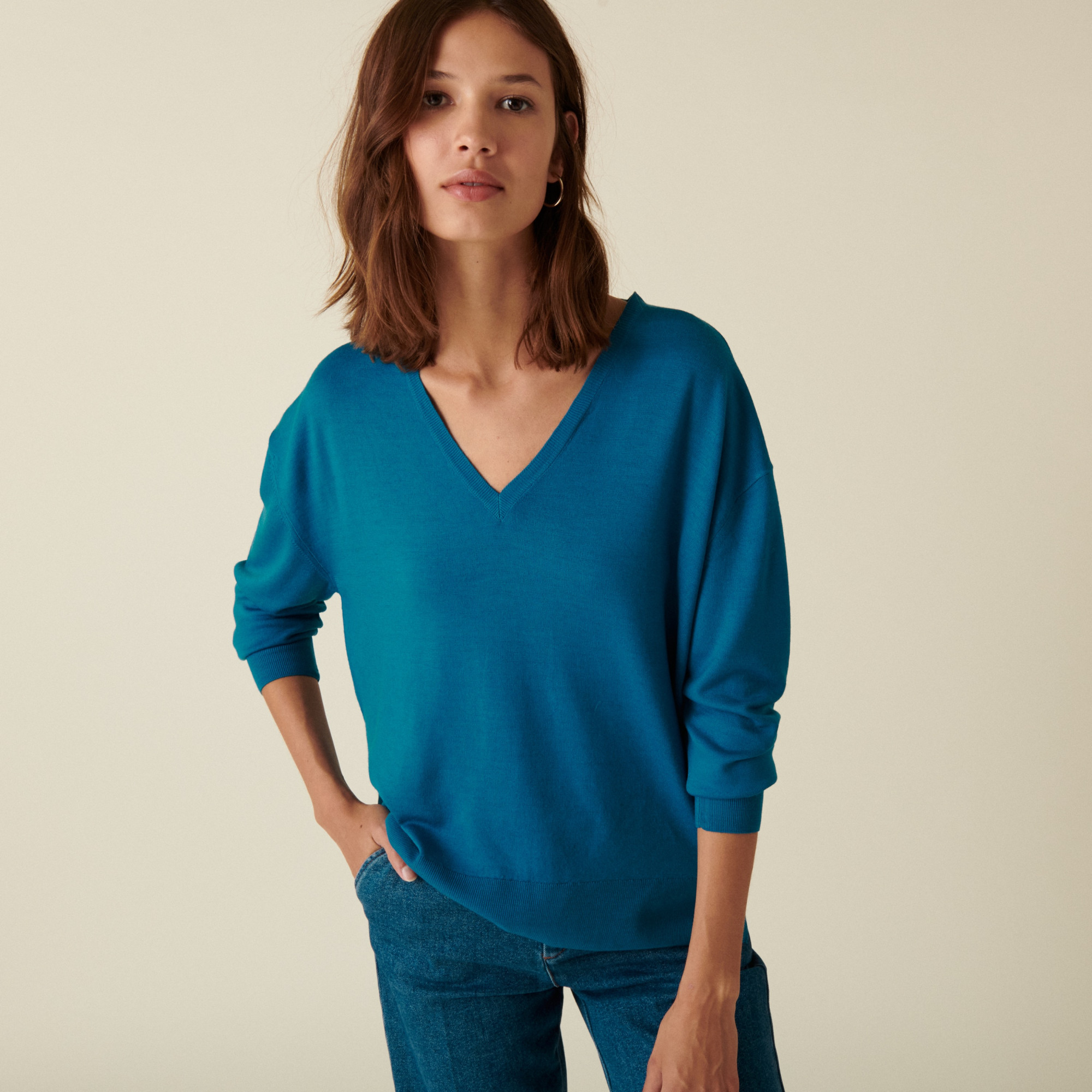Pull col V à fentes en laine mérinos - Aurora 7443 paon - 06 Bleu moyen