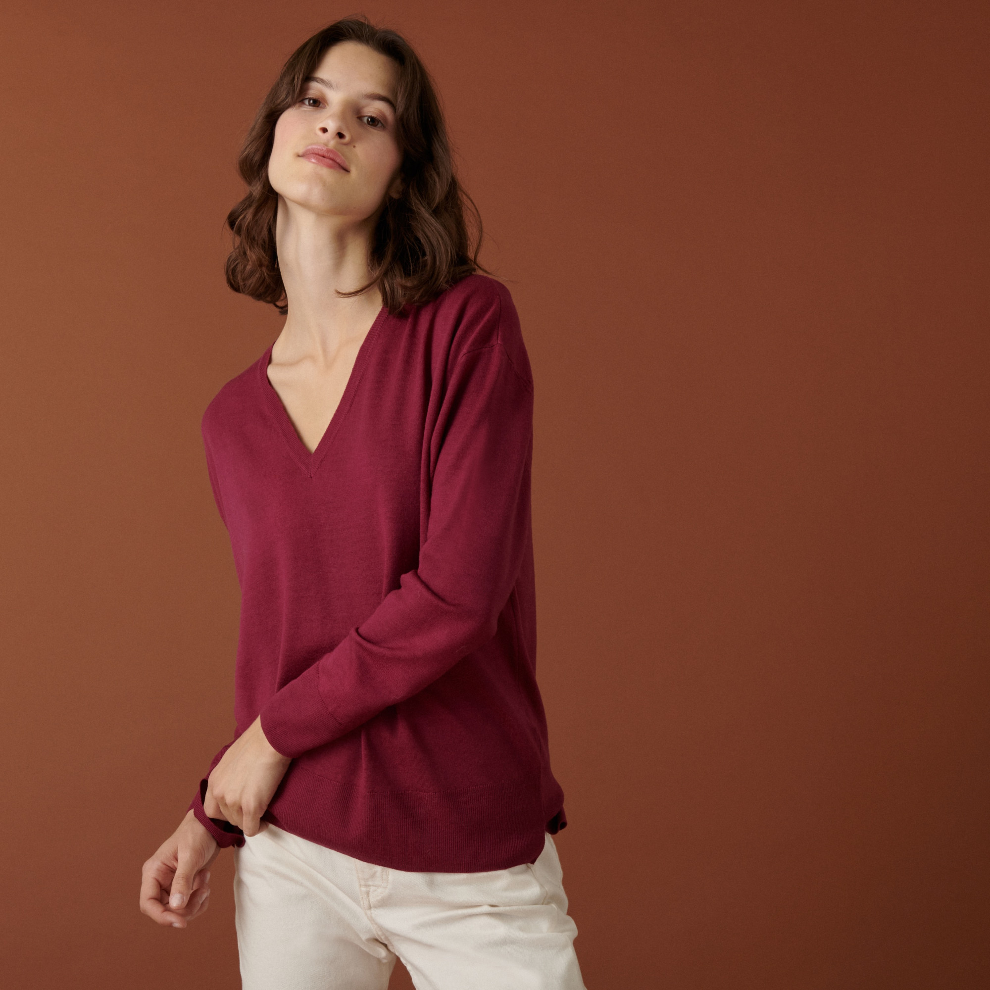 Pull col V à fentes en laine mérinos - Aurora 7482 griotte - 17 Violet
