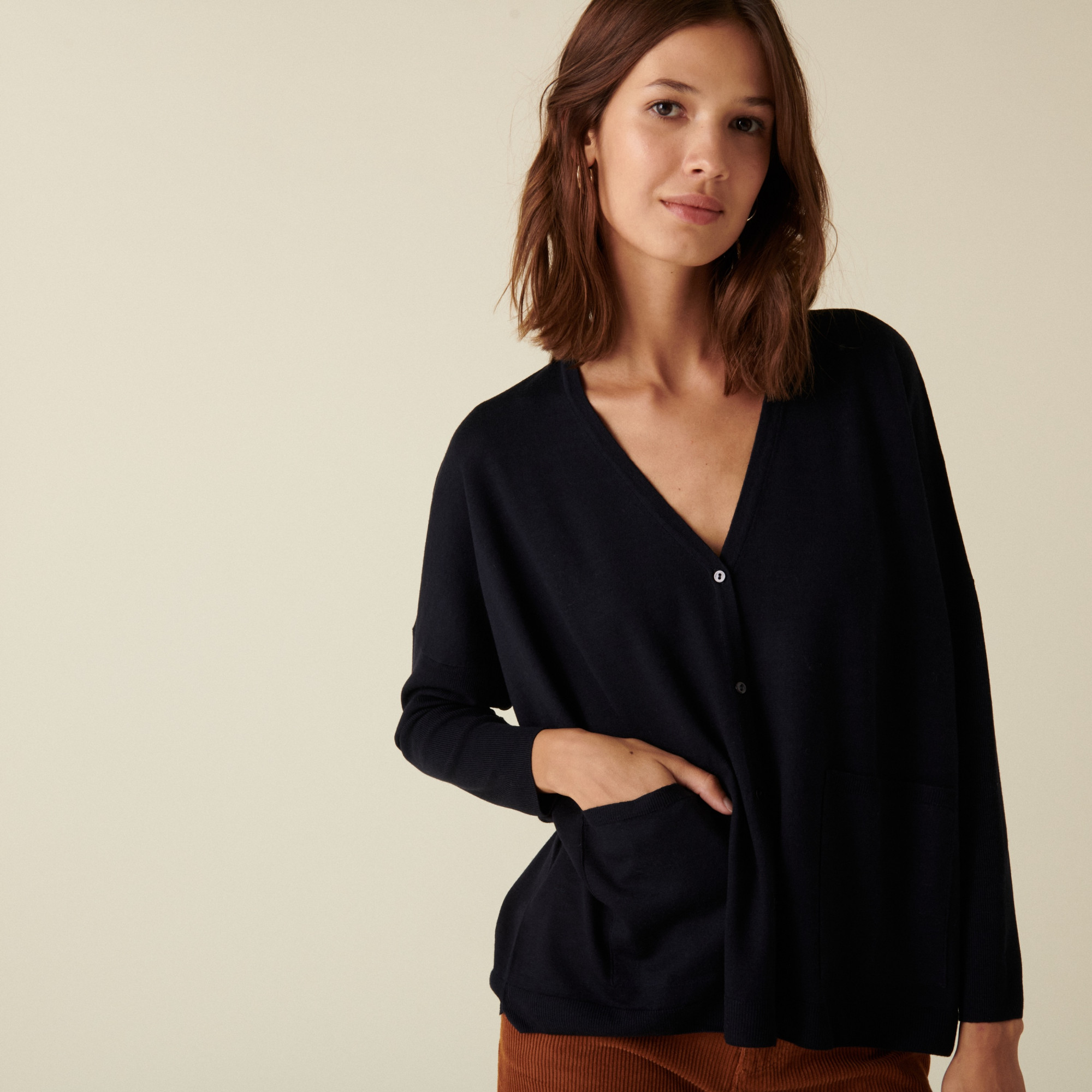 Cardigan boutonné à poches en laine mérinos - Ava 7440 marine - 05 Bleu marine