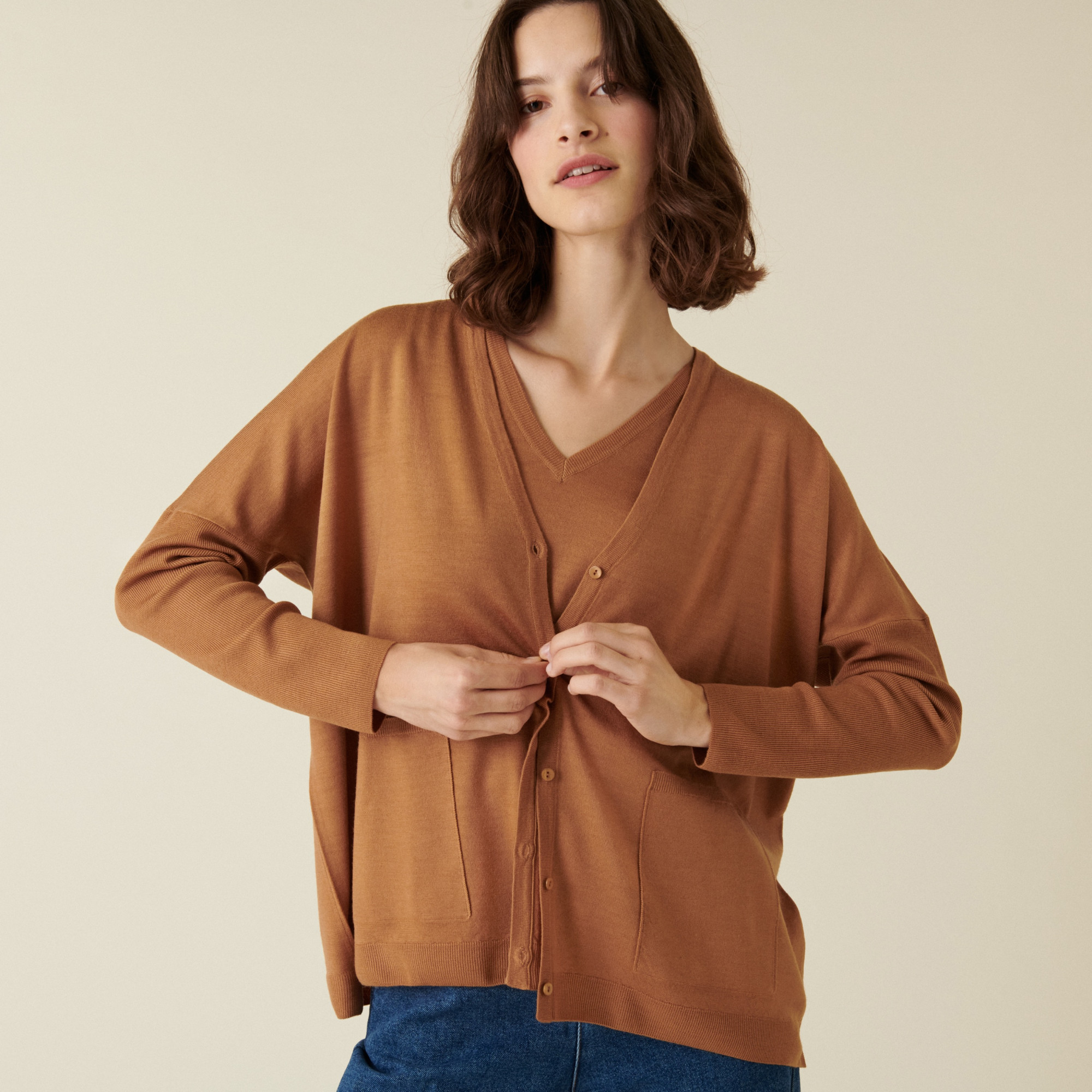 Cardigan boutonné à poches en laine mérinos - Ava 7430 noisette - 88 Camel