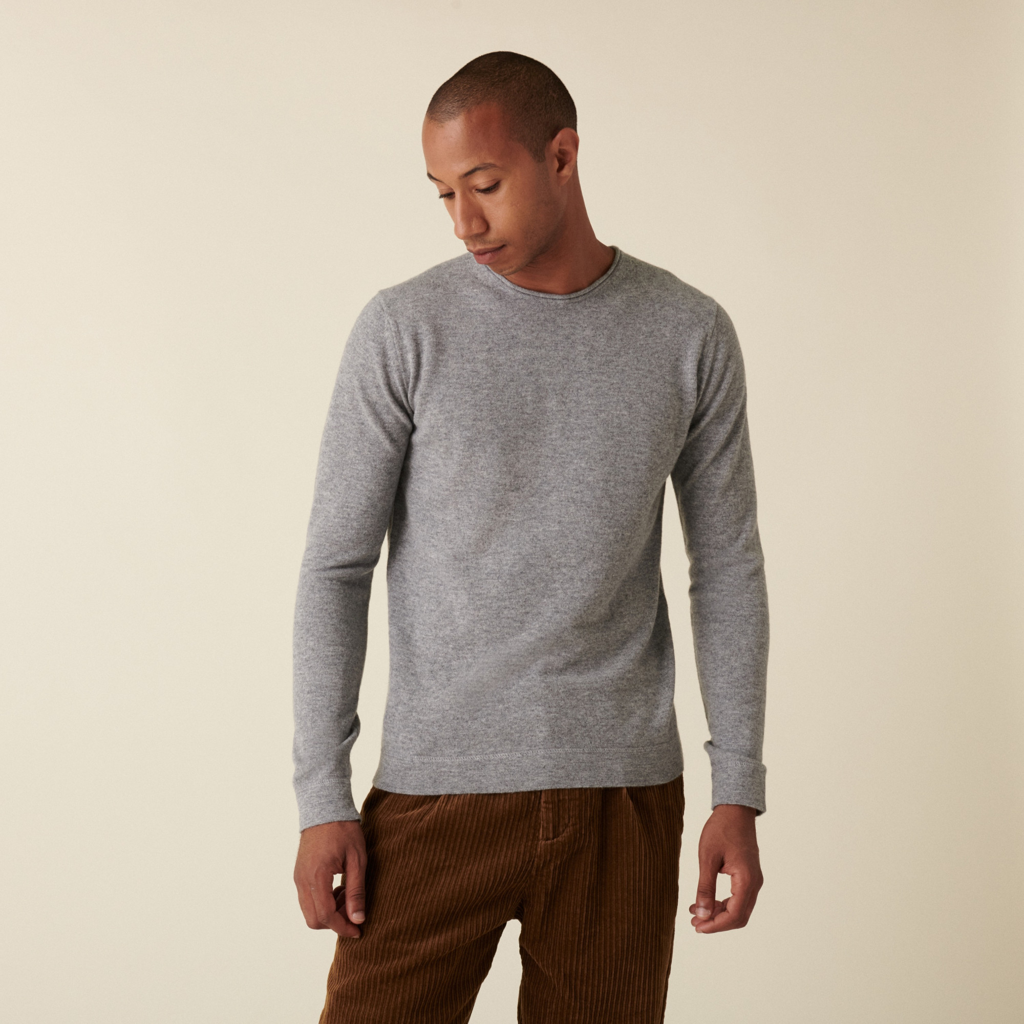 Pull col rond en cachemire à finitions roulotées - Ernest 7411 volute - 09 Gris moyen