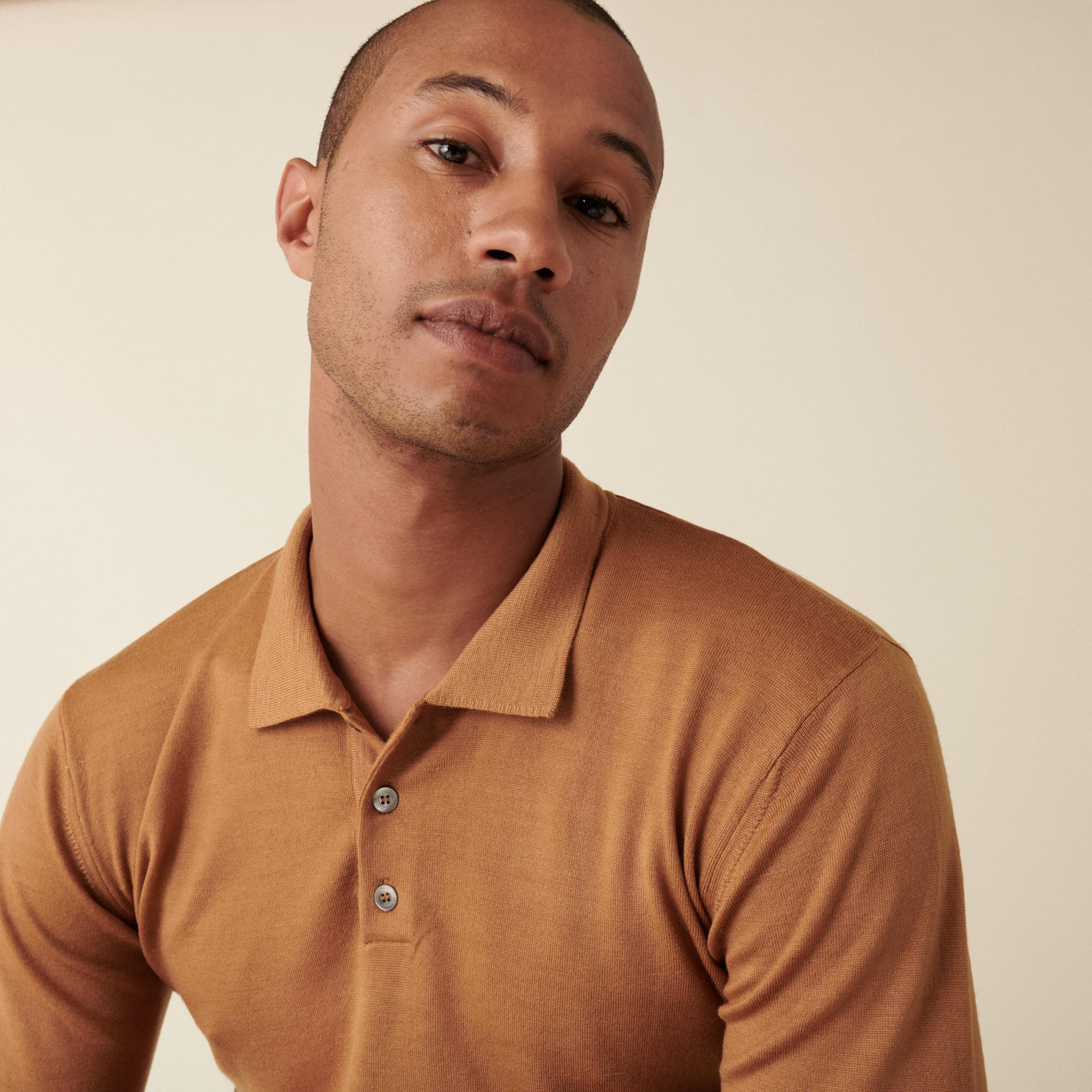 Pull col polo avec logo en laine mérinos - Eni 7430 noisette - 88 Camel