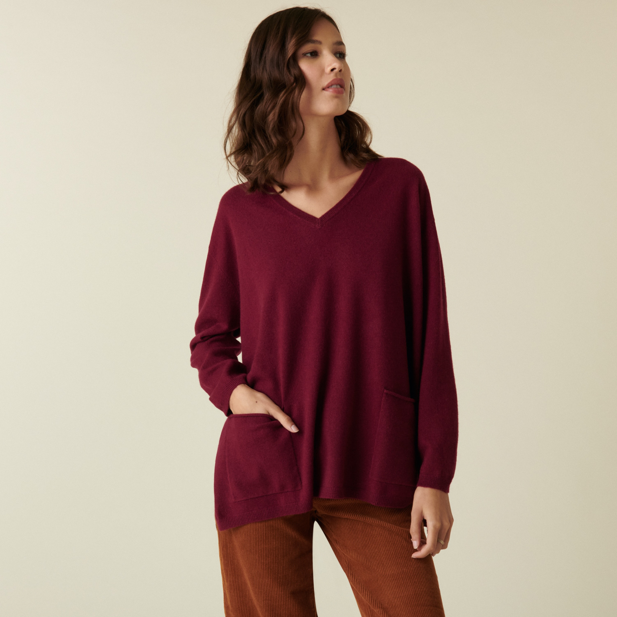 Pull col V en cachemire à fentes côtés - Accacia 7482 griotte - 51 Bordeaux