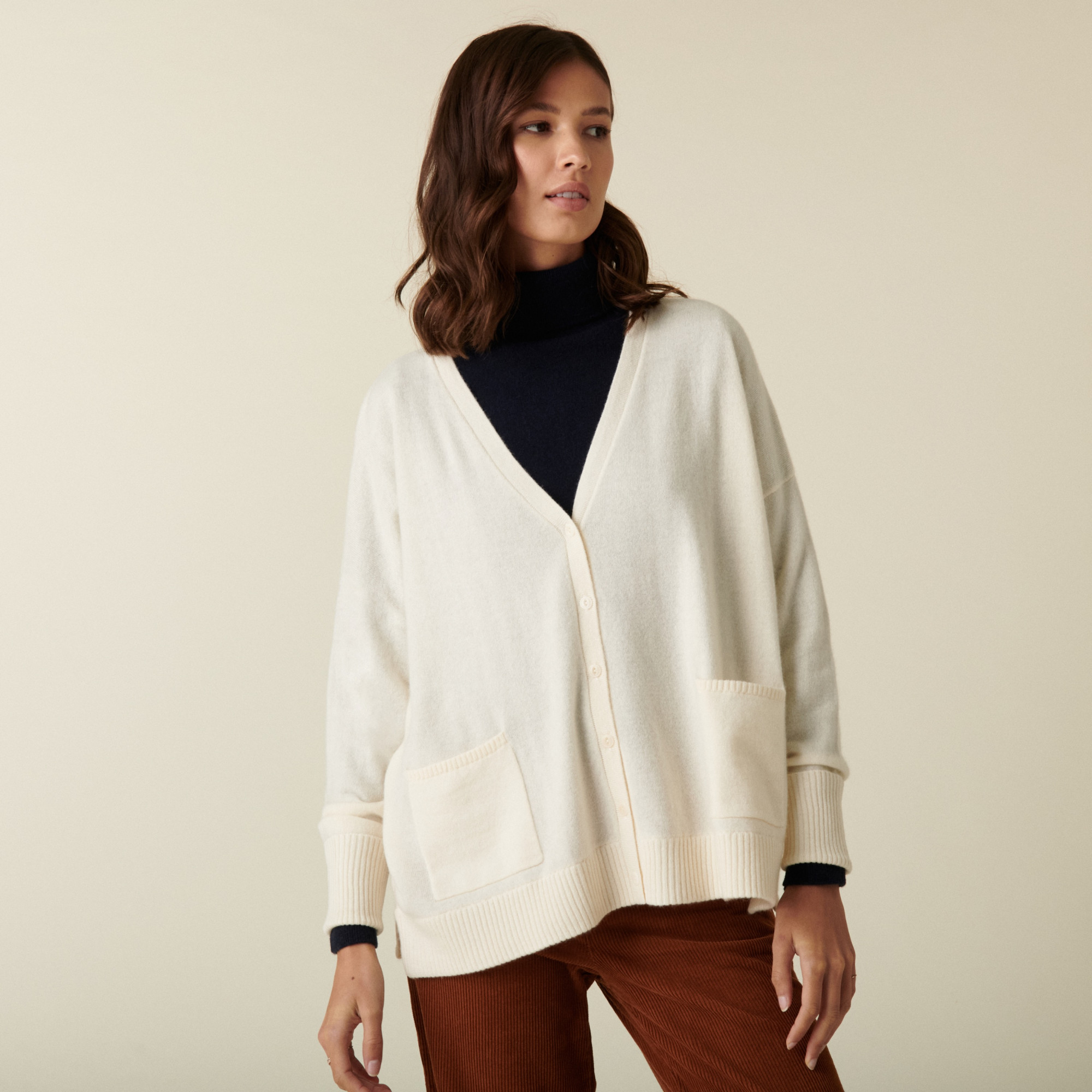 Cardigan col V boutonné à poches en cachemire - Achille 7403 ecru - 82 Ecru