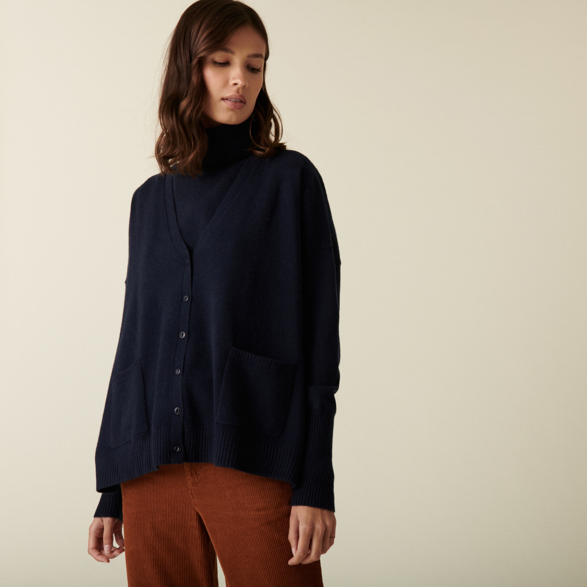 Cardigan col V boutonné à poches en cachemire - Achille 7440 marine - 05 Bleu marine