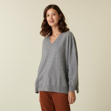 Pull col V en cachemire à fentes et bords côtes - Alienor 7411 volute - 09 Gris moyen