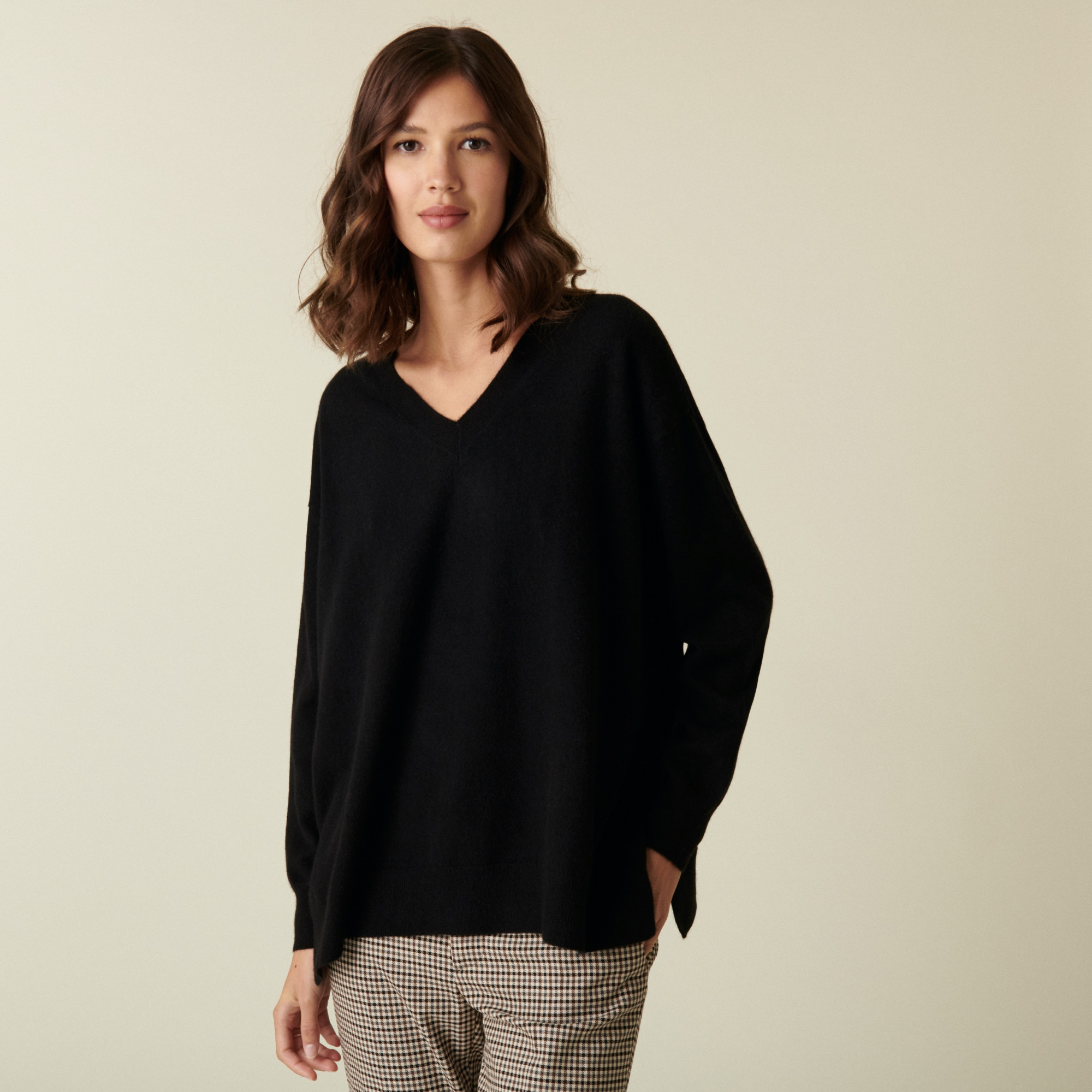 Pull col V en cachemire à fentes et bords côtes - Alienor 7410 noir - 01 Noir