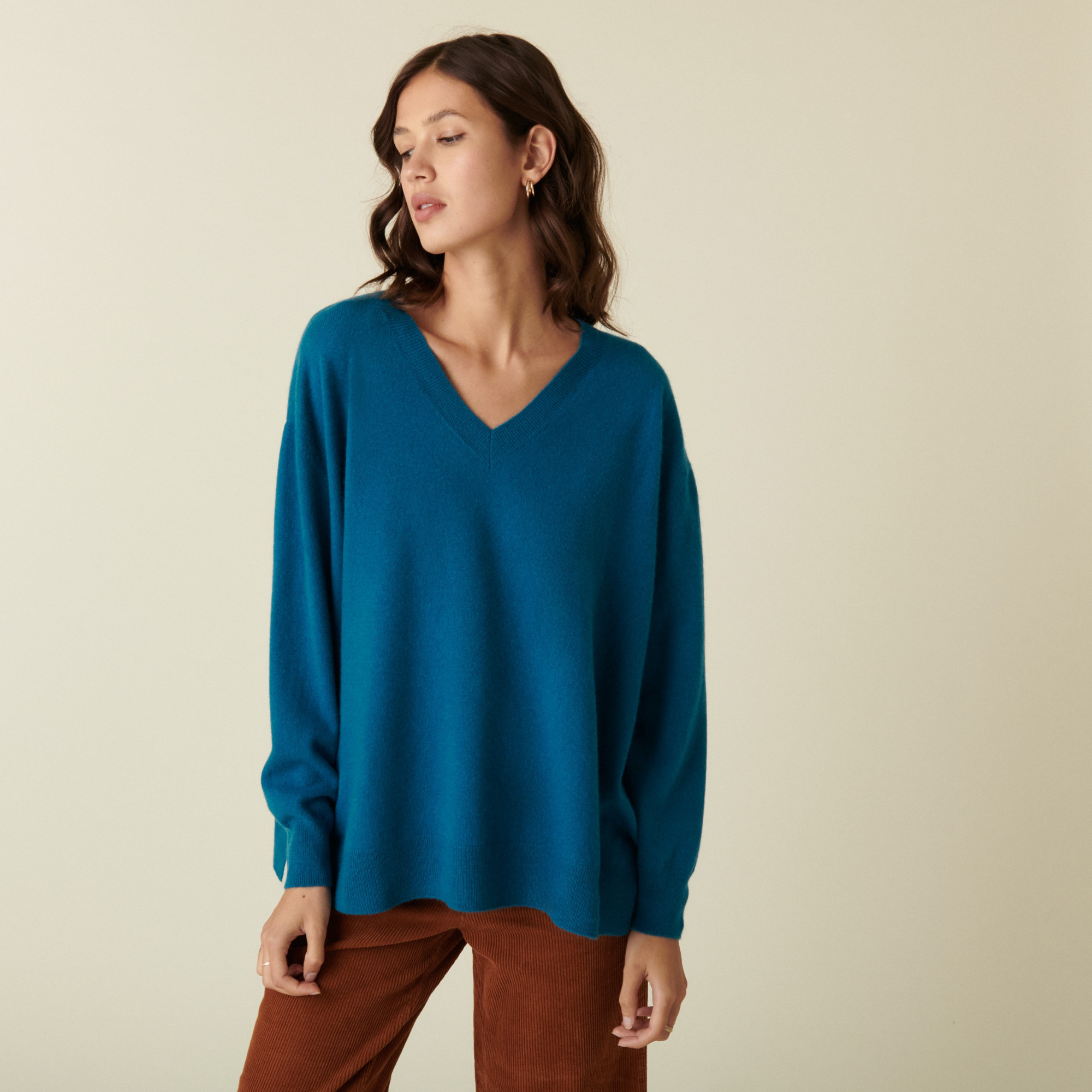 Pull col V en cachemire à fentes et bords côtes - Alienor 7443 paon - 06 Bleu moyen