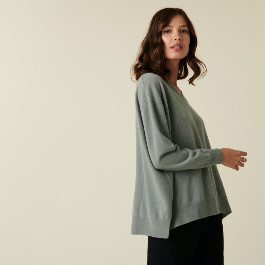 Suéter de cashmere com decote em V, fendas e bordas caneladas - Alienor