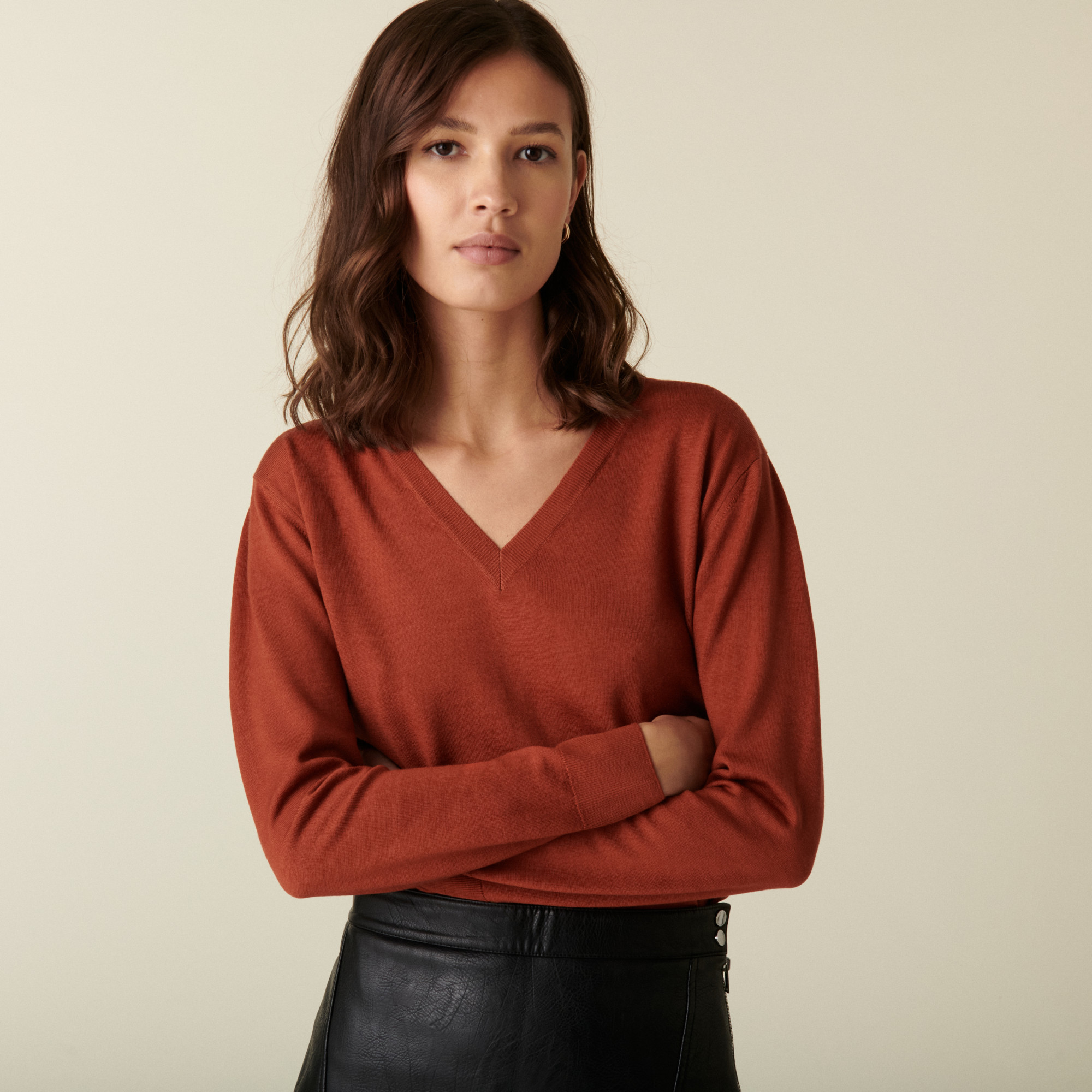 Pull col V en laine mérinos finitions bord côtes - Arya  7461 cognac - 92 Rouille