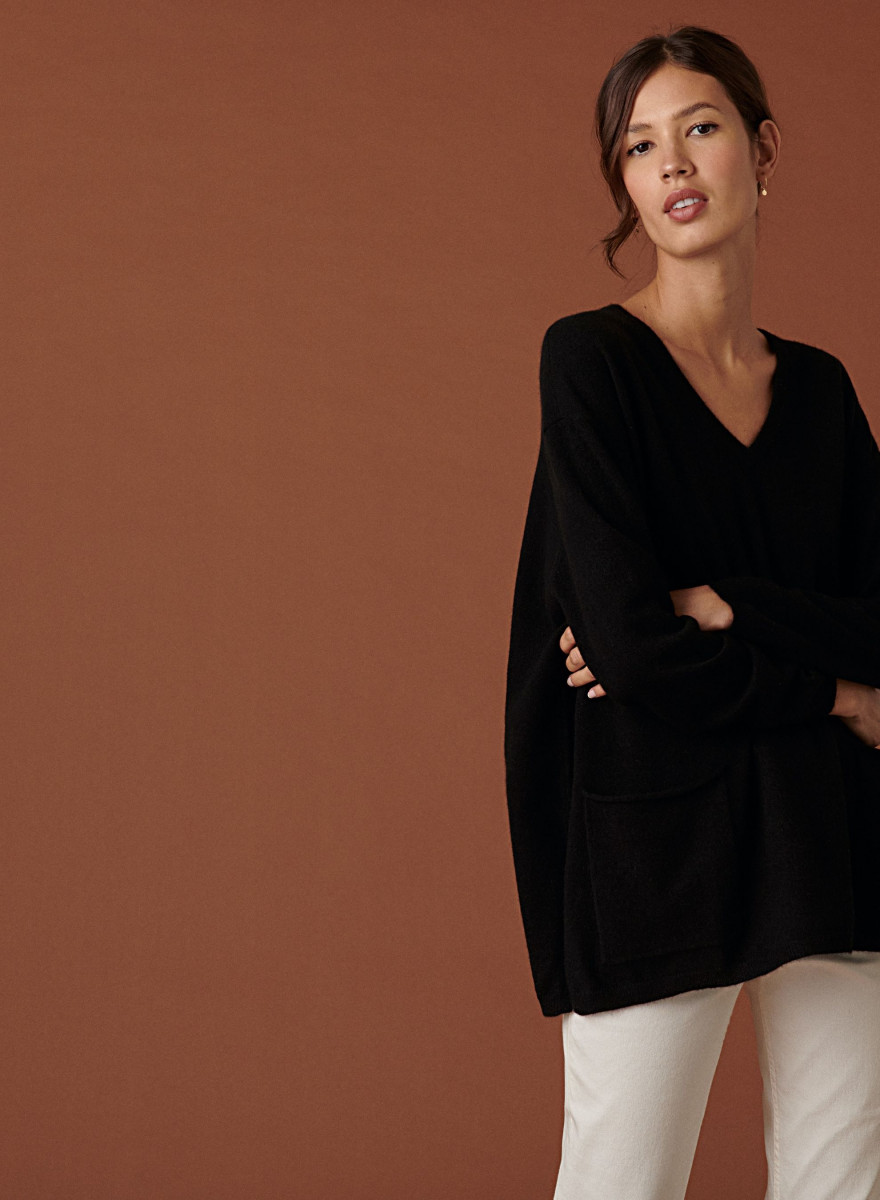 V-neck cashmere sweater with side slits - Accacia