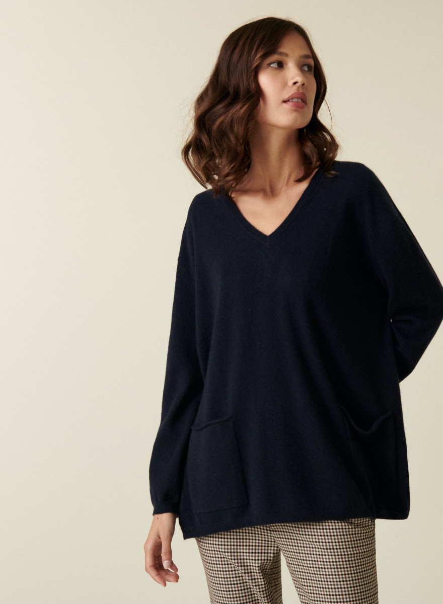 V-neck cashmere sweater with side slits - Accacia