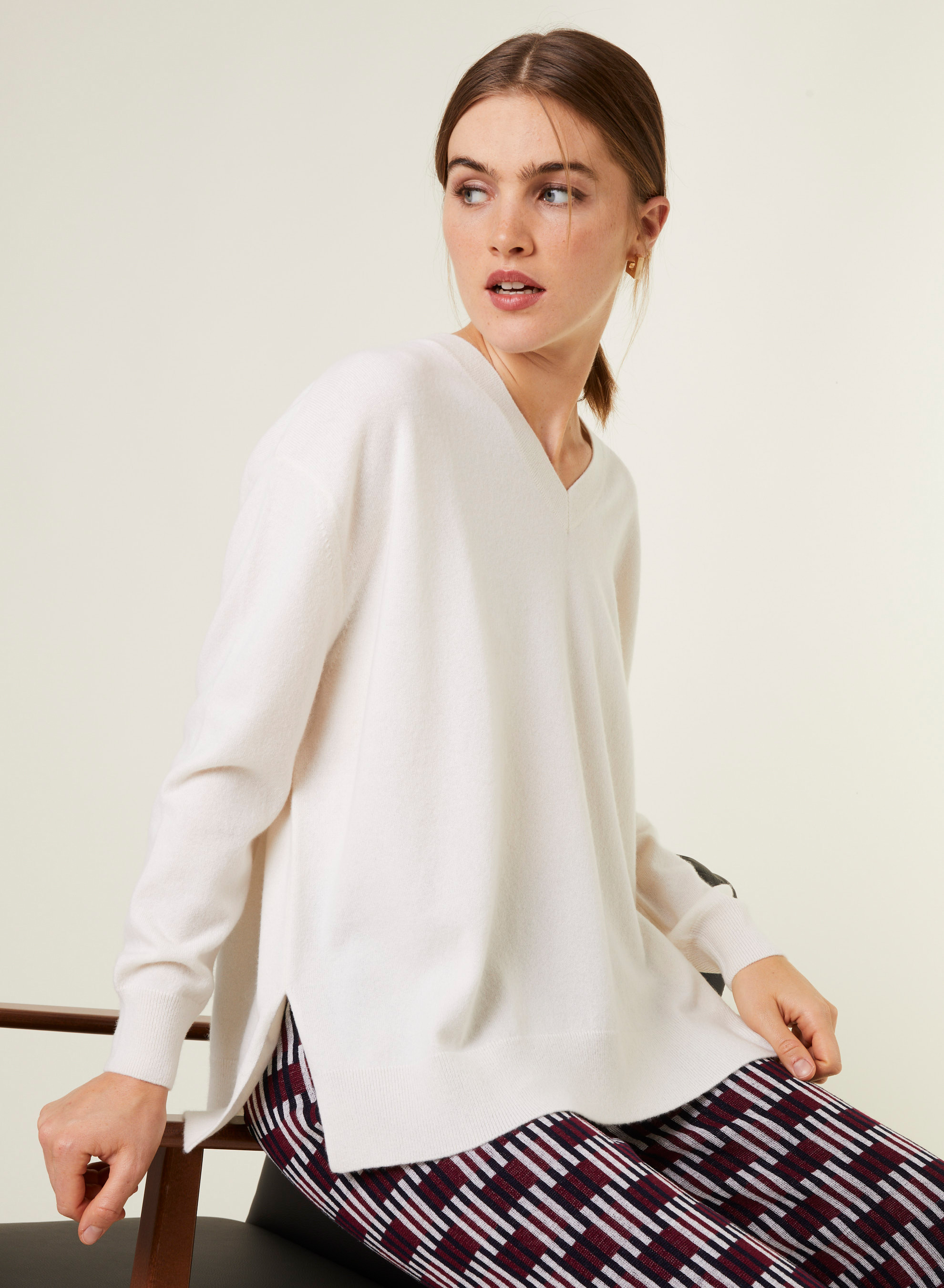 Pull ample à fentes col V en cachemire - Alienor 7801 ecru - 82 Ecru