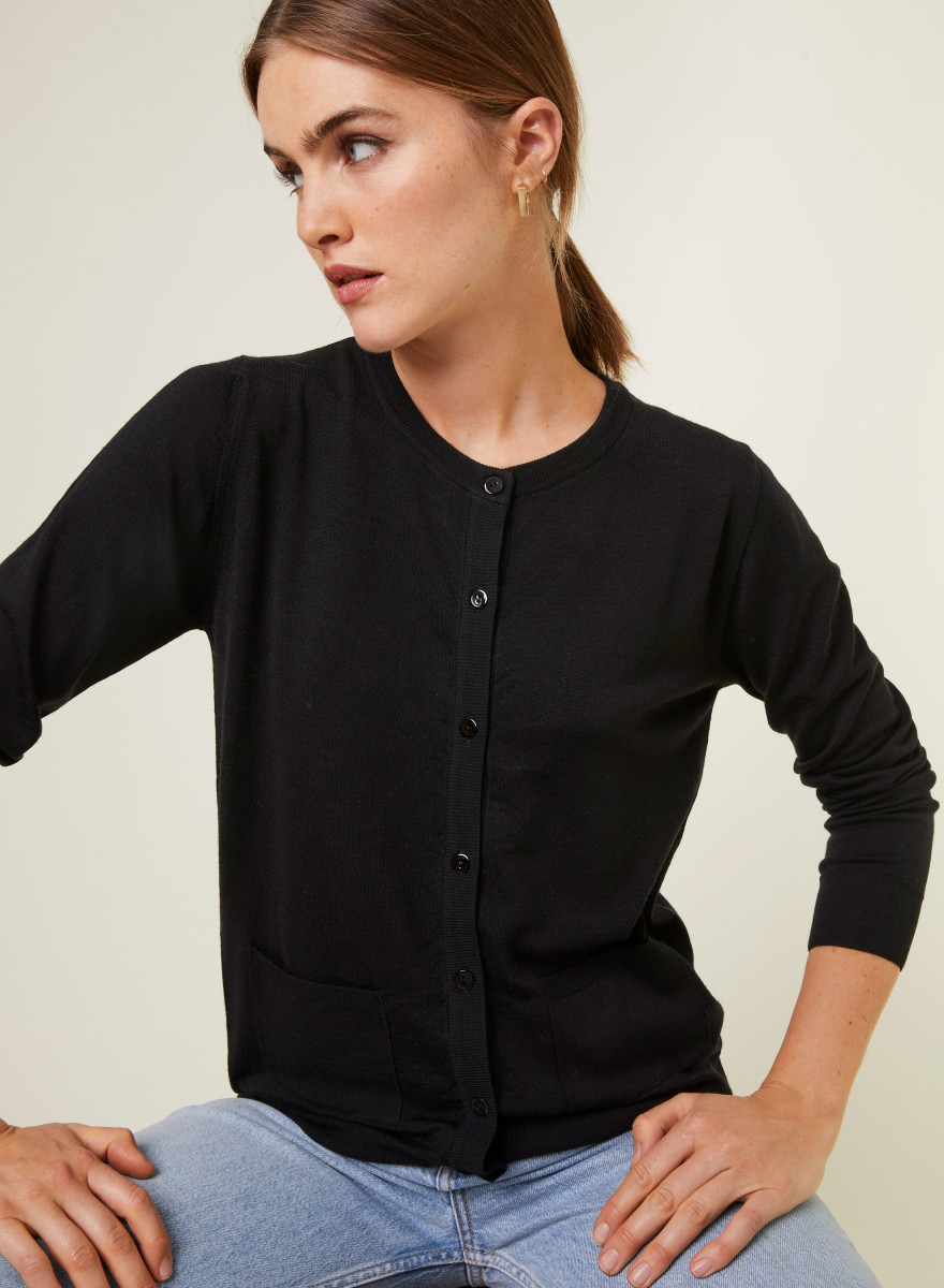 Cardigan boutonné col rond à poches en laine mérinos - Amalia 7810 noir - 01 Noir