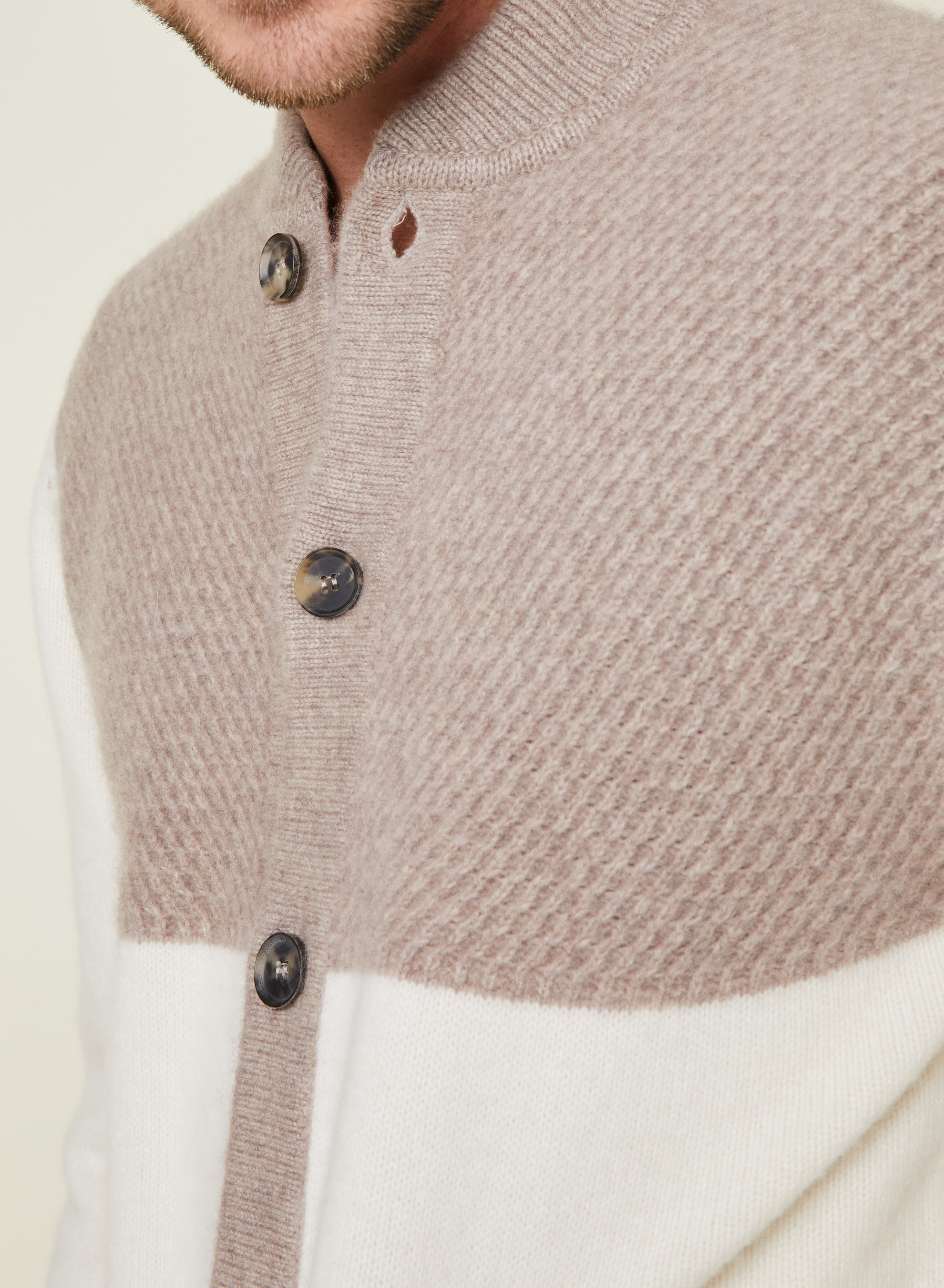 Veste boutonnée à poches en cachemire 4 fils - Farell 7949 ecru/grege - 82 Ecru