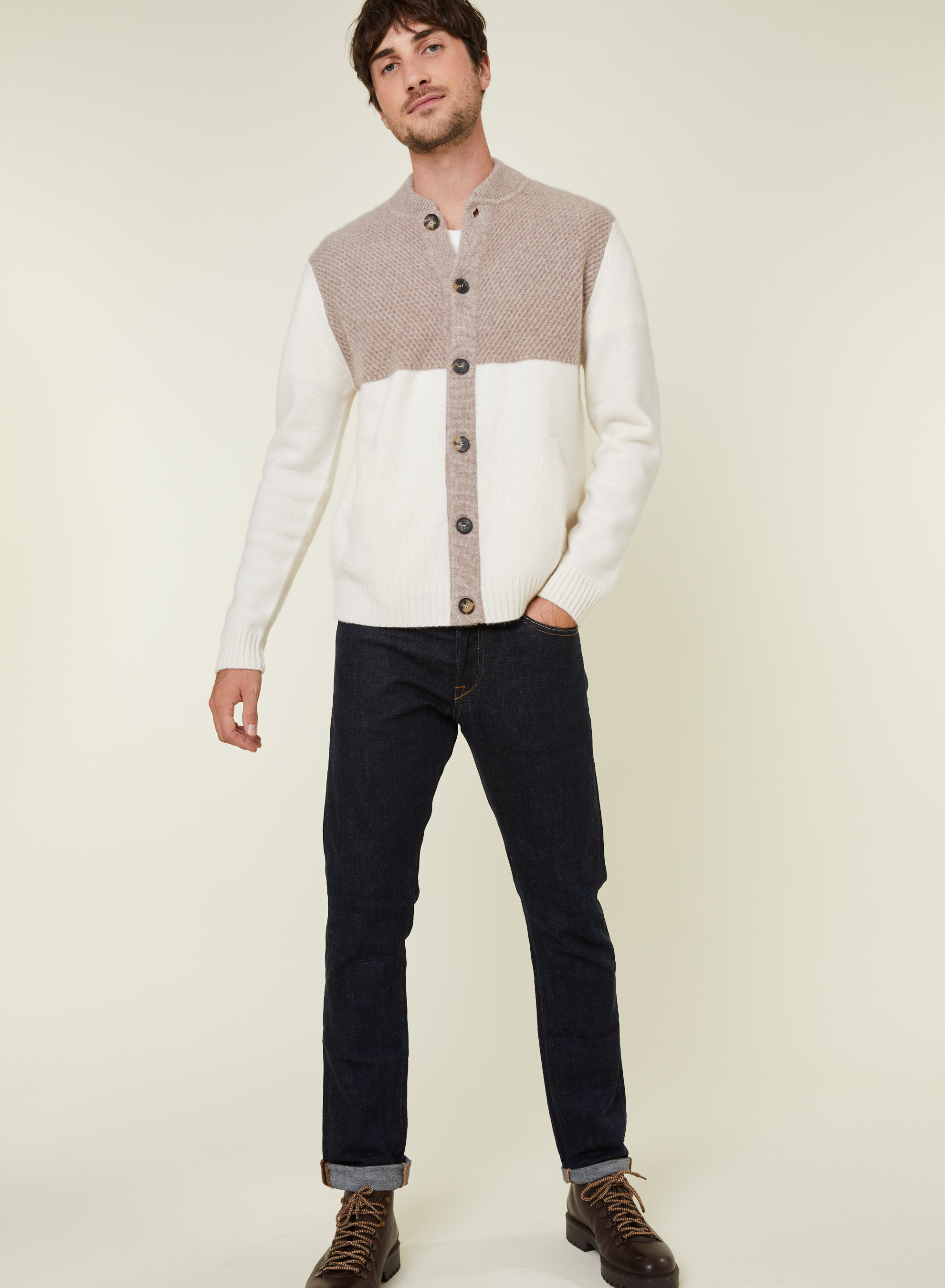 Veste boutonnée à poches en cachemire 4 fils - Farell 7949 ecru/grege - 82 Ecru