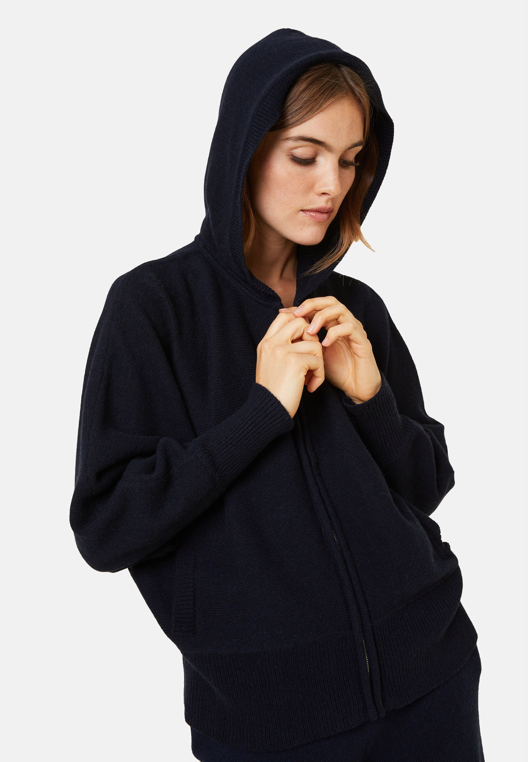 Gilet zippé à capuche manches chauves souris en cachemire et laine recyclés