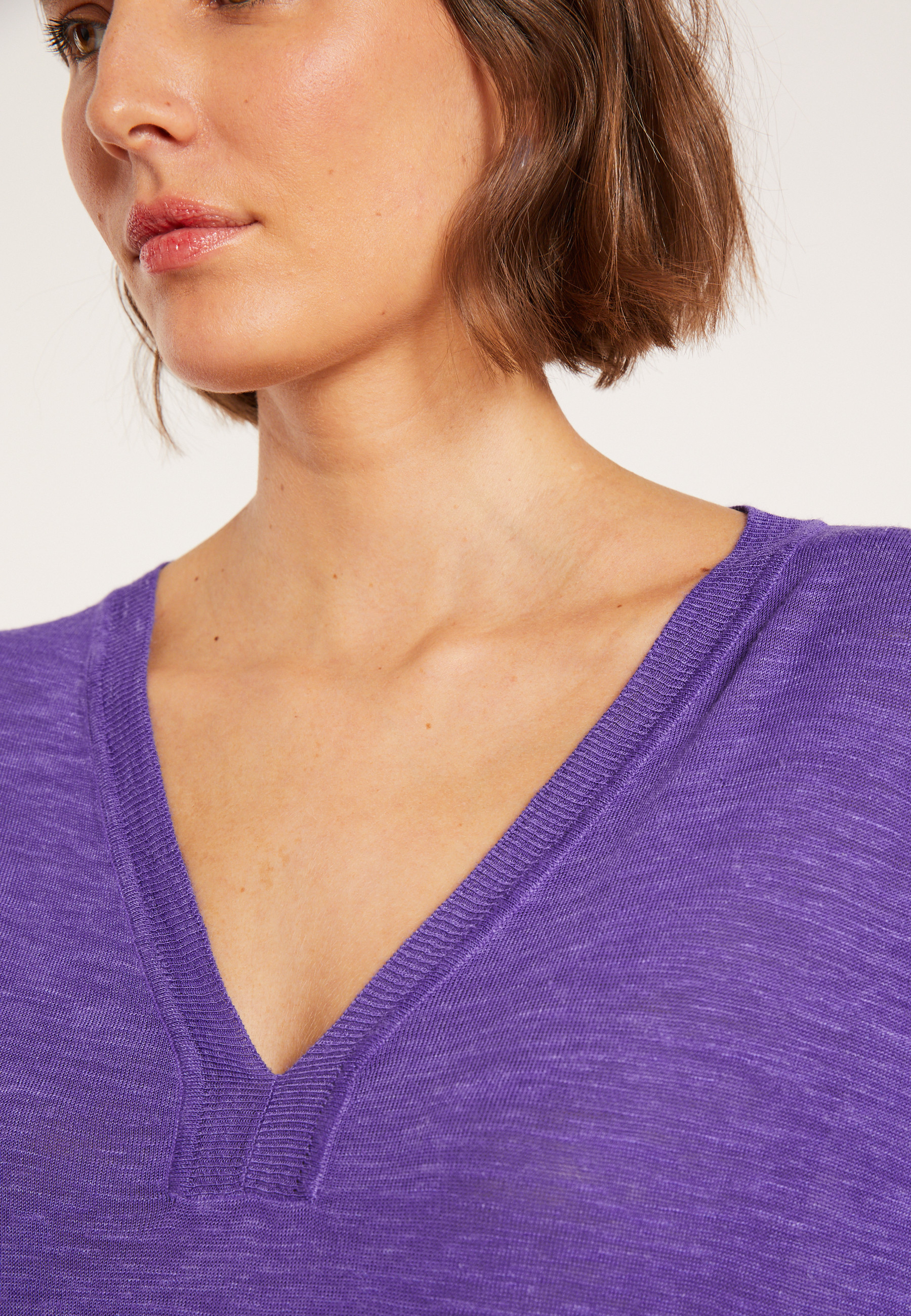 Oversized v-neck flamed linen t-shirt - Beja