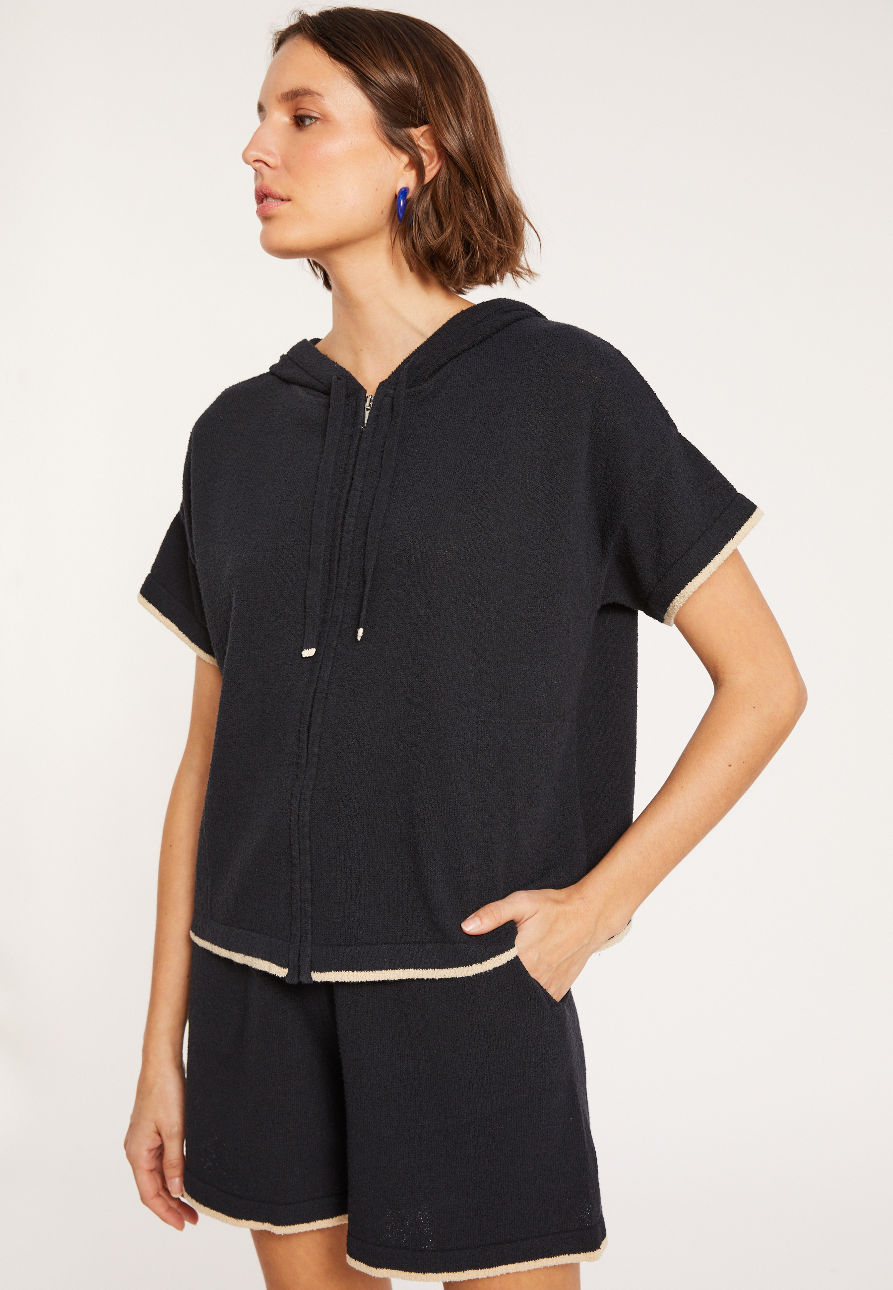  	Sweat zippé manches courtes en coton brossé - Mackenzie 8169 - 01 Noir