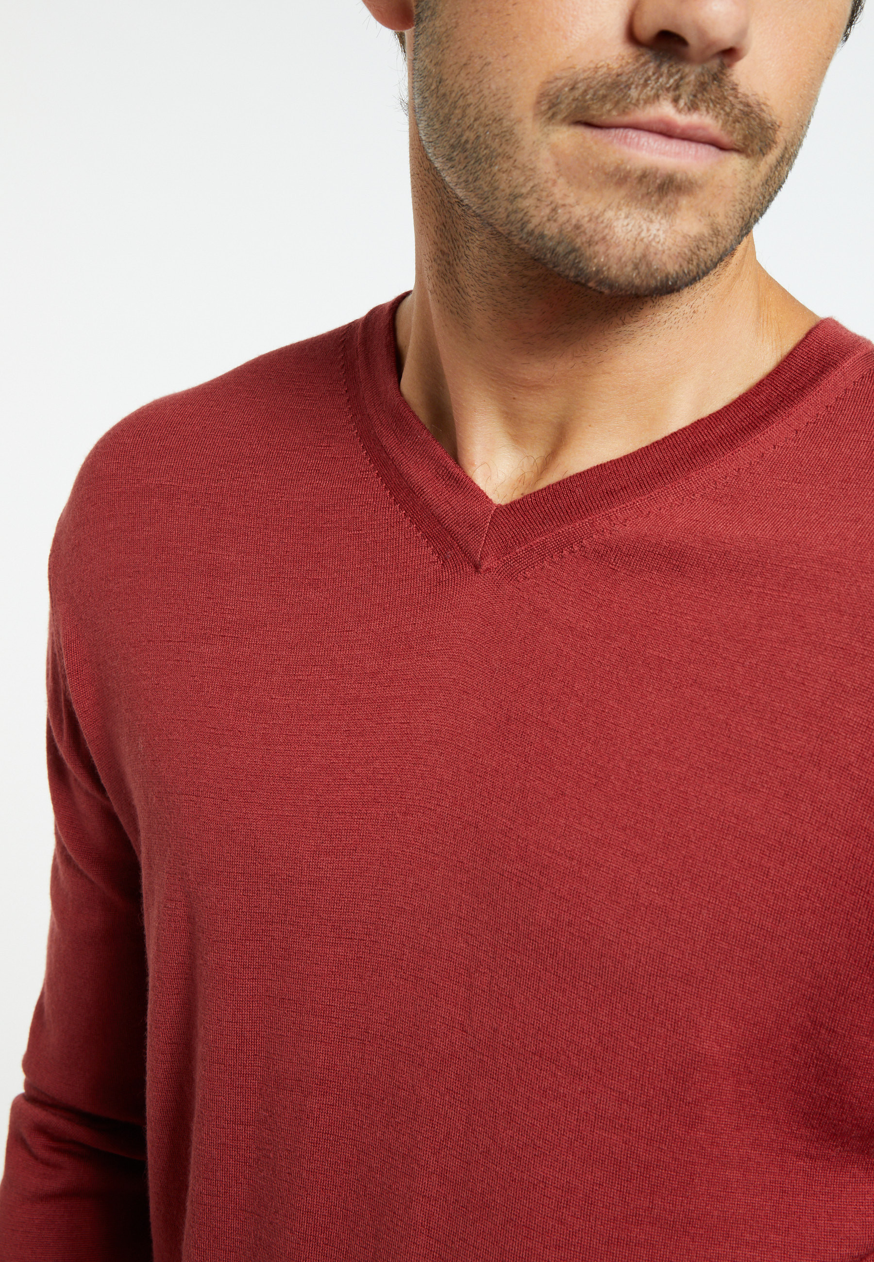 Pull col V avec logo en laine mérinos - Elmo 8231