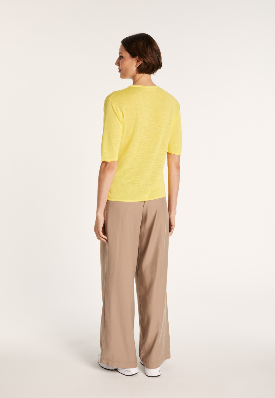 Camiseta de linho liso com decote em V - Mel