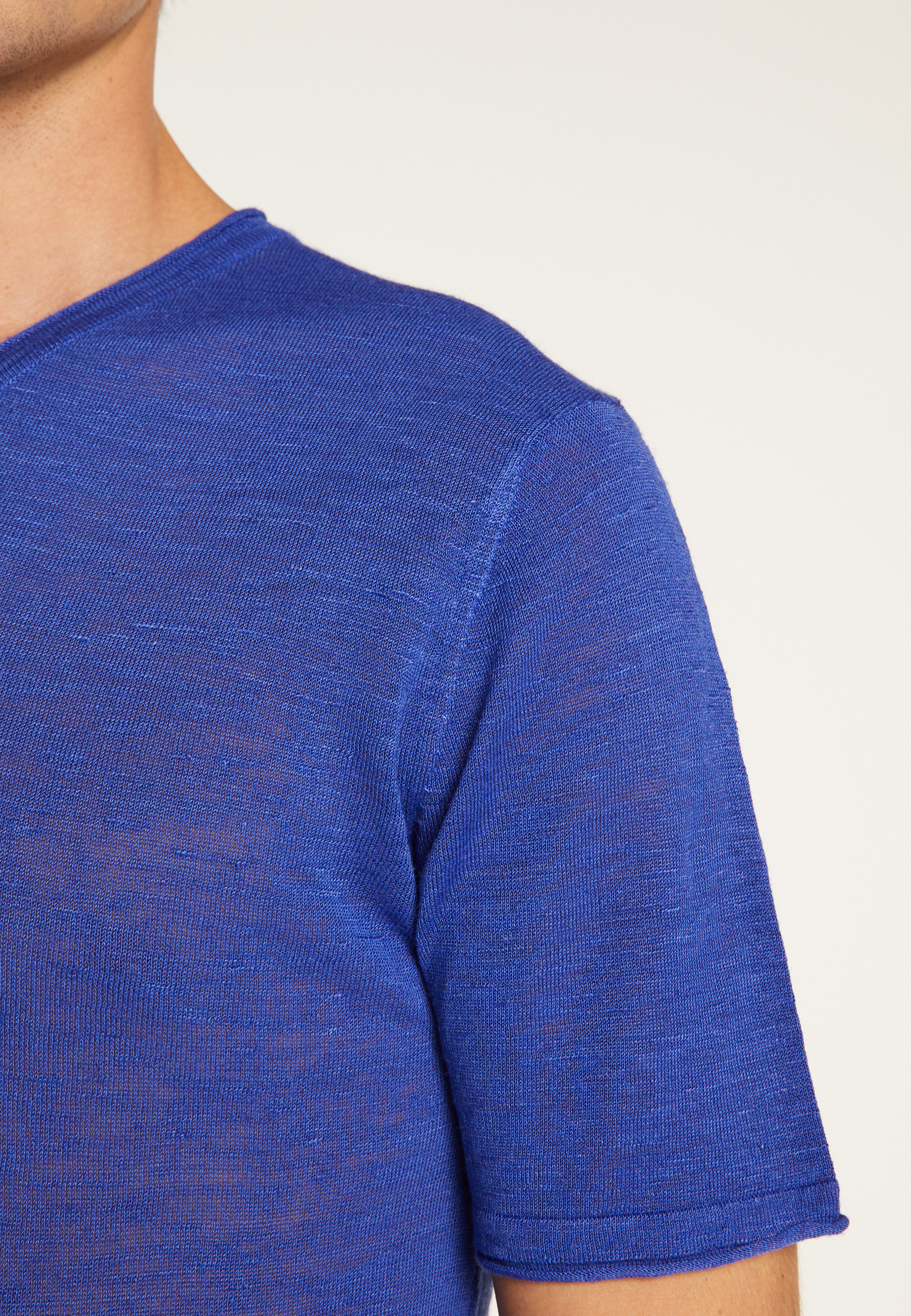 Cotton V-neck T-shirt - Reuben