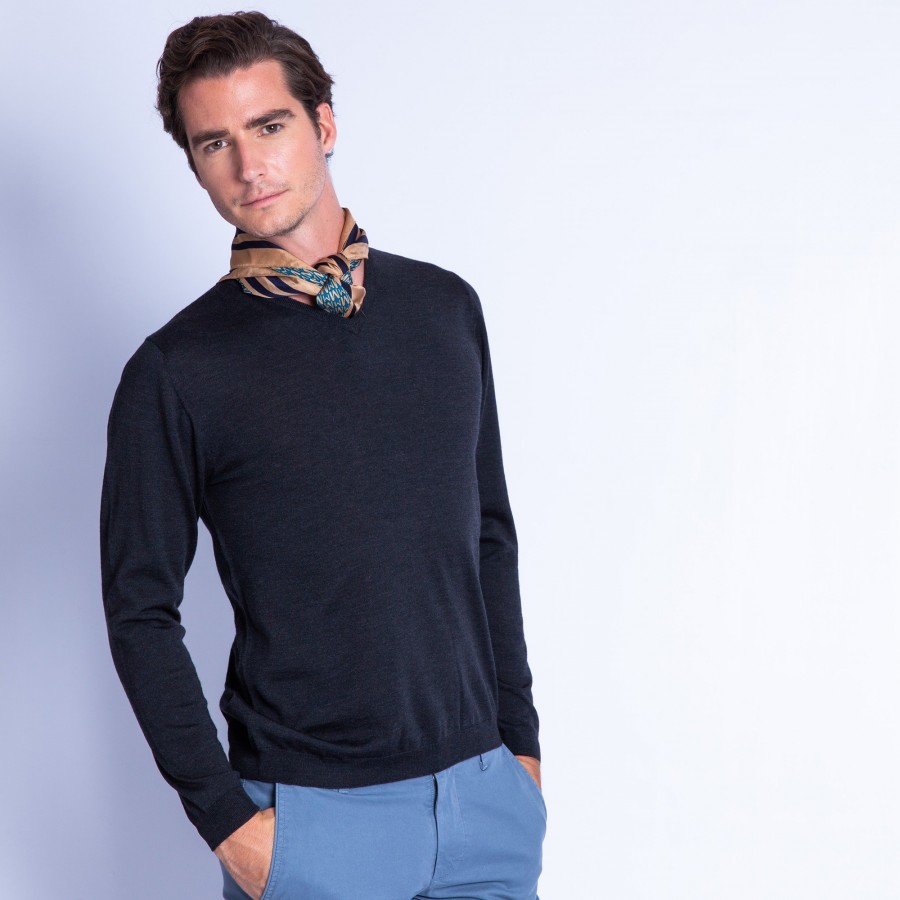 V-neck jumper in merino wool - Elmo